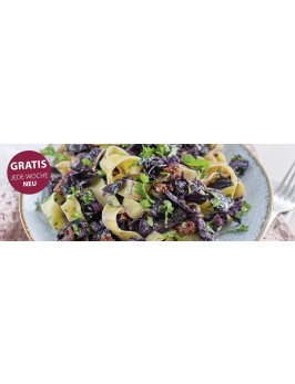 Bandnudeln mit geschmortem Rotkohl, getrockneten Tomaten und Petersilie