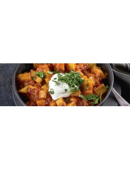 Kartoffel-Zwiebel-Pastinaken- Gulasch mit Schmand-Topping