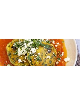 Polenta-Oliven-Taler mit Tomatensoße und Feta