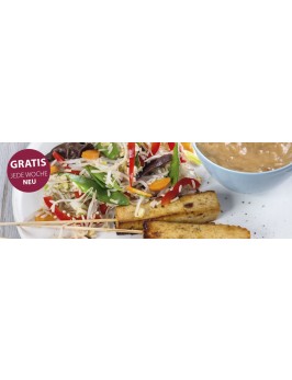 Tofu-Saté-Spieße mit buntem Gemüsereis und Erdnuss-Soße