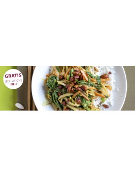 Möhren-Spinat-Wok mit würzigen Mandelkernen