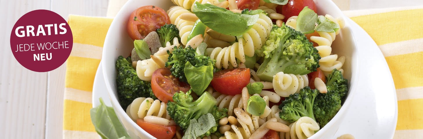 Brokkoli-Nudelsalat mit Cocktailtomaten und Knoblauch-Zitronen-Dressing