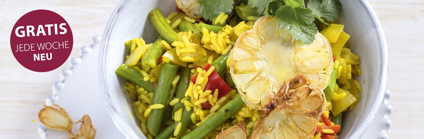 Grüne-Bohnen-Curry-Reistopf mit gebratenen Knoblauch-Scheiben