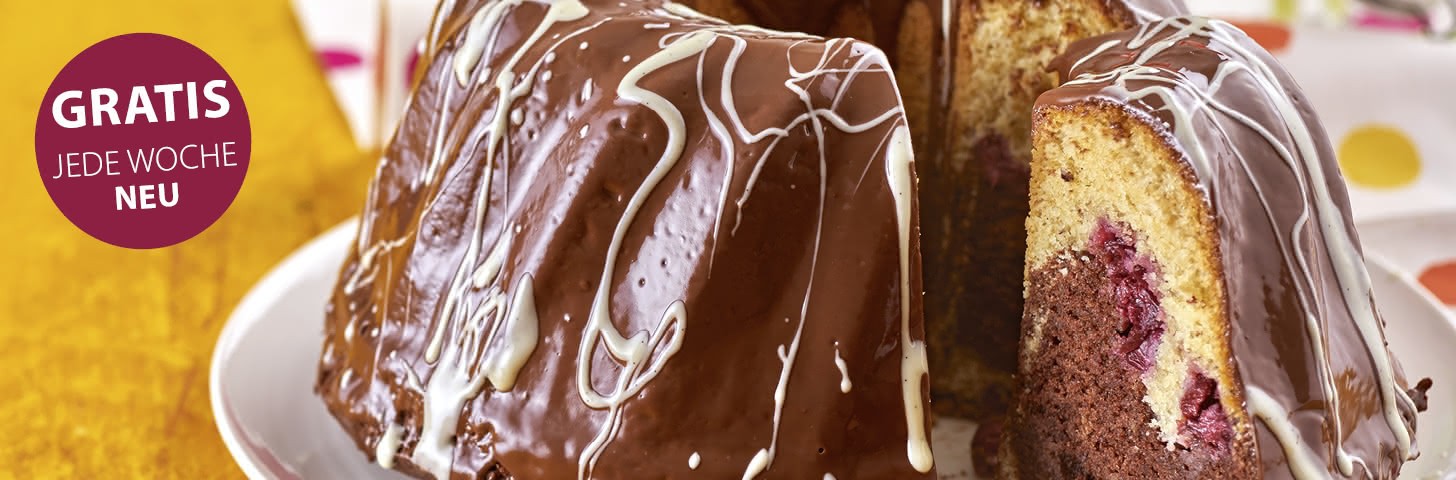 Marmorkuchen mit Sauerkirschen und Schokoglasur