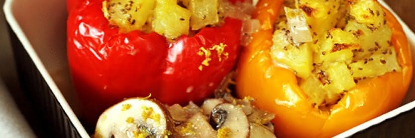 Paprika gefüllt mit Knoblauch-Dill-Kartoffeln in Champignonsoße